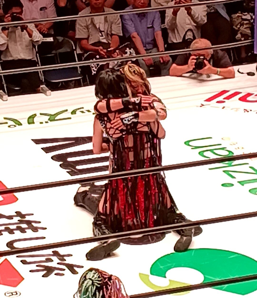 抱き合う上谷沙弥（手前）と渡辺桃