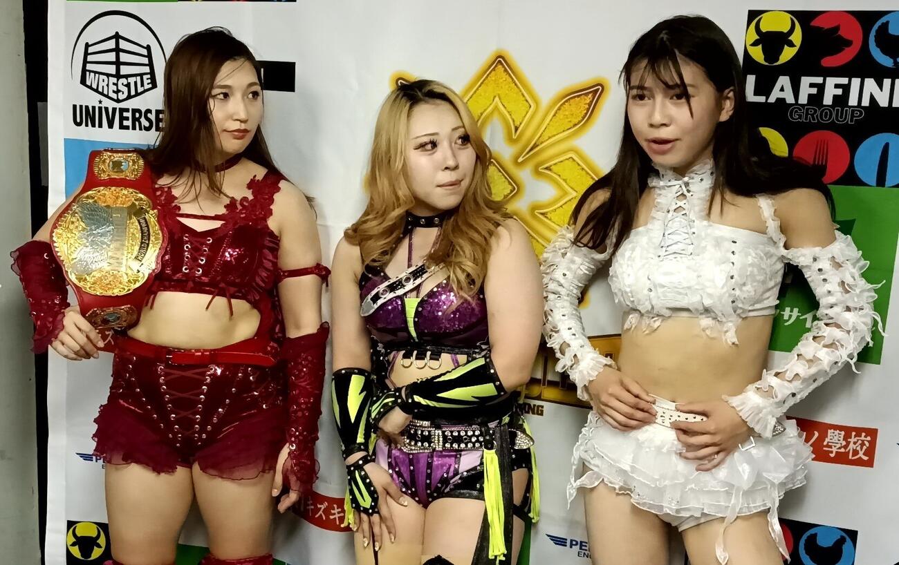 メインイベントで勝利した（左から）青野未来、山﨑裕花、心希