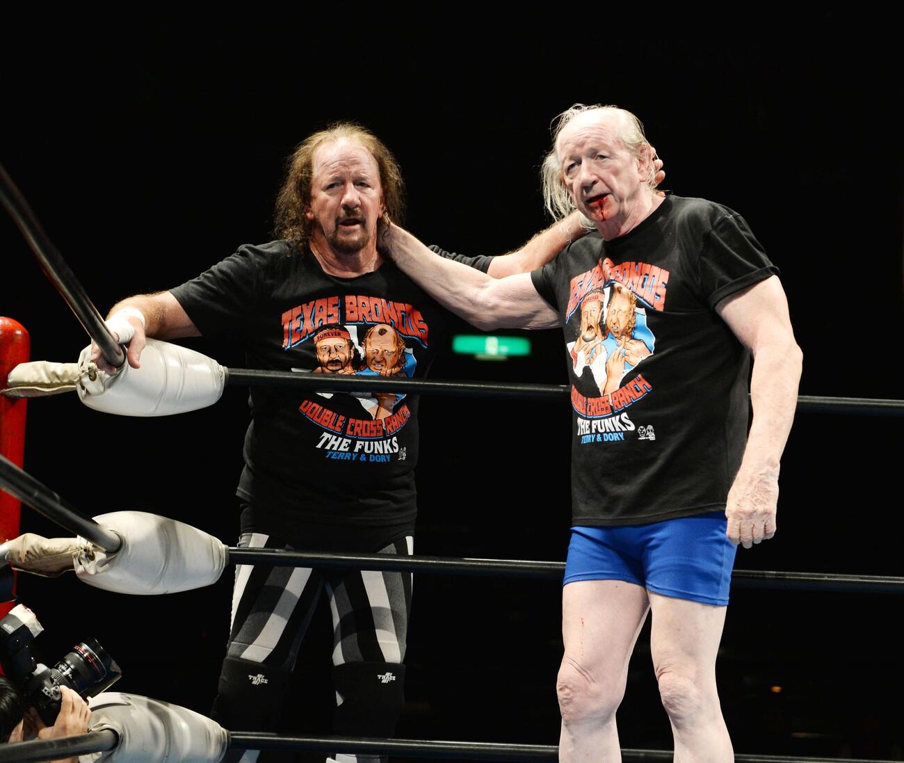 13年、全日本プロレスのリングに上がったザ・ファンクスのテリー・ファンクさん（左）とドリー・ファンク・ジュニアさん