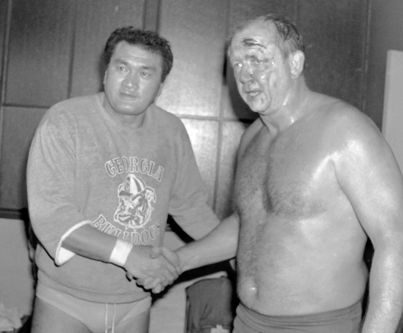 輪島大士（左）とガッチリ握手するドリー・ファンクJrさん（1987年4月撮影）