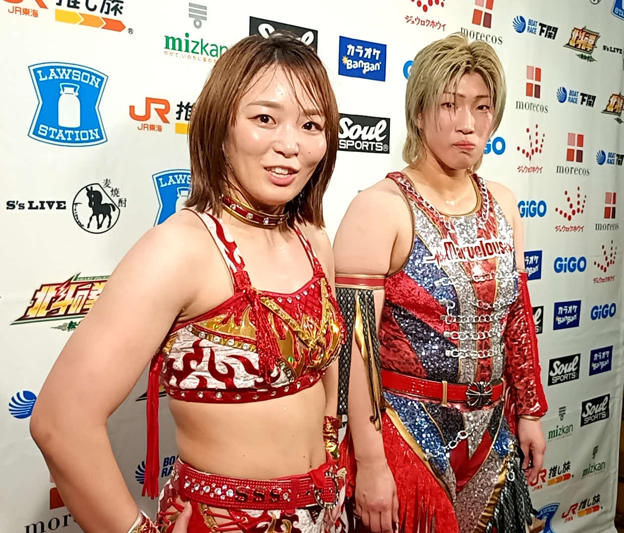 Sareee（左）と彩羽匠の「スパークラッシュ」