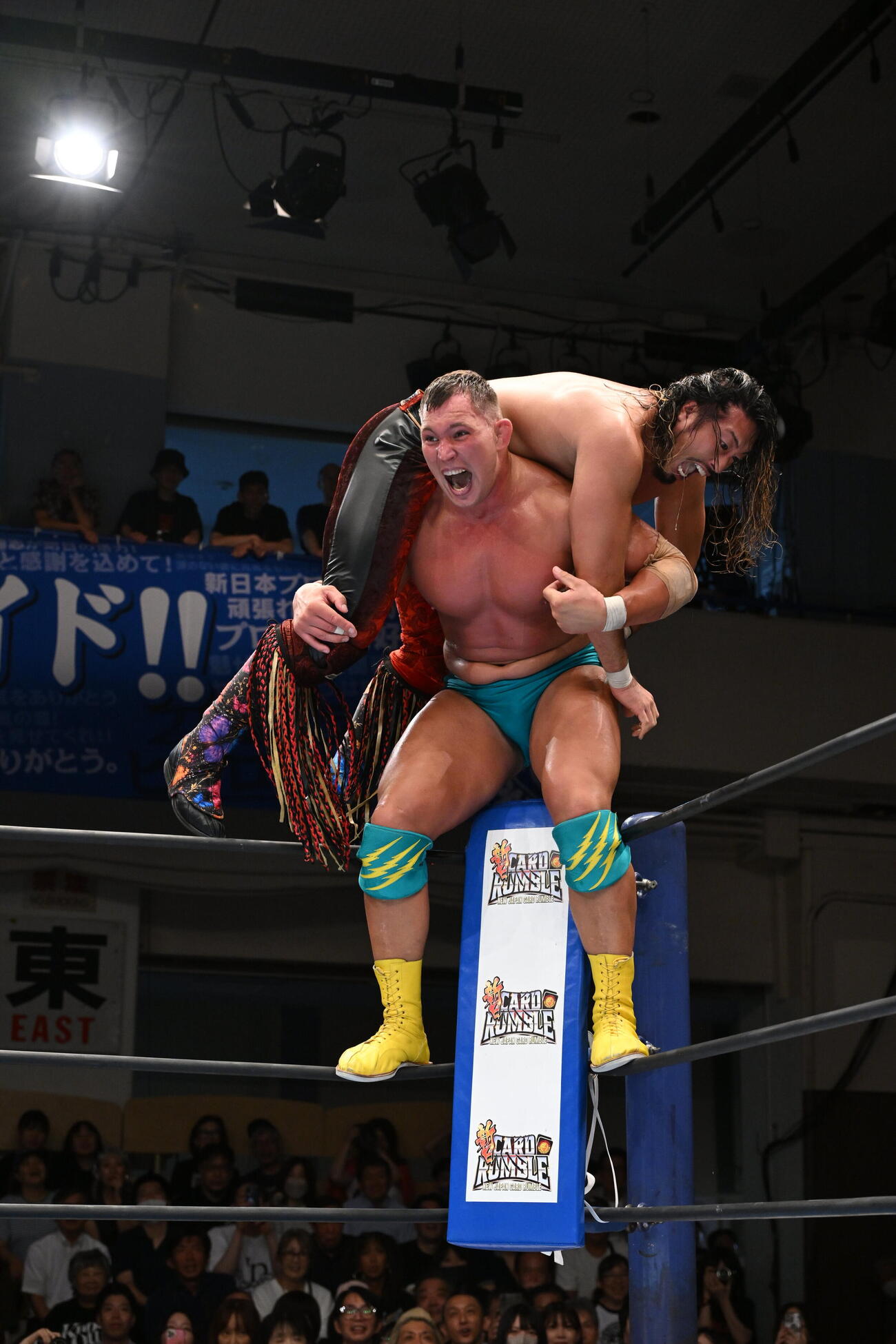 辻陽太（上）にラストカミカゼを仕掛けるボルチン・オレッグ（C）新日本プロレス