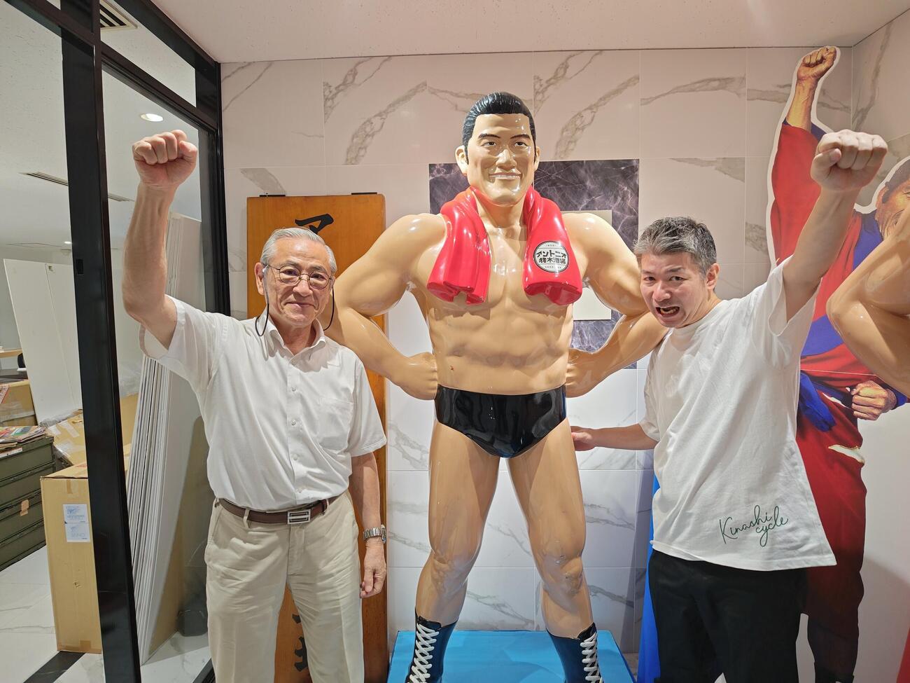 アントニオ猪木VSムハマド・アリ　メモリアル展の魅力を語る猪木元気工場の猪木啓介社長（左端）と宇田川強取締役（右端）