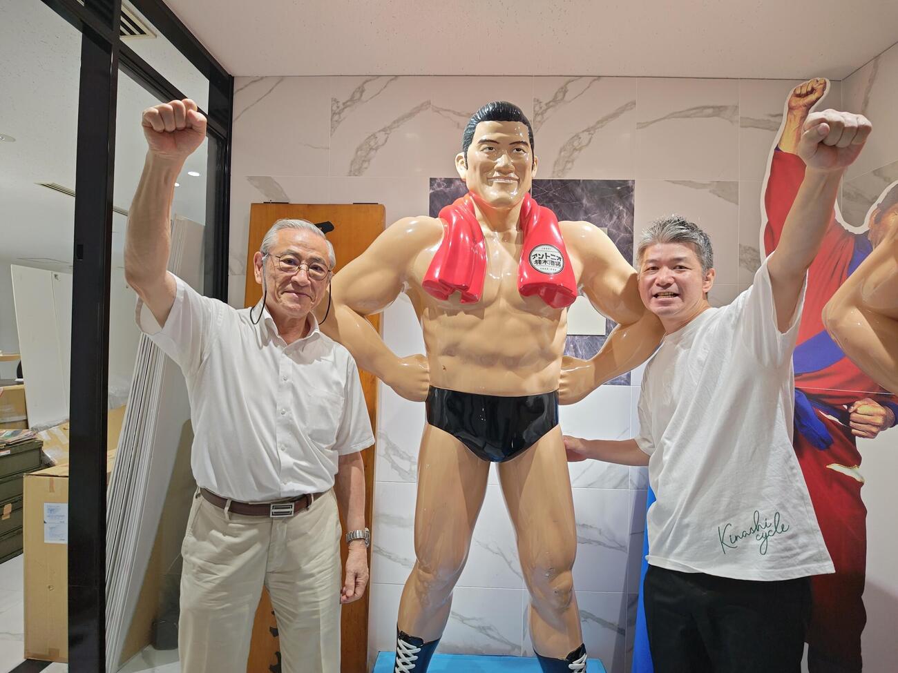 アントニオ猪木VSムハマド・アリ　メモリアル展の魅力を語る猪木元気工場の猪木啓介社長（左端）と宇田川強取締役（右端）