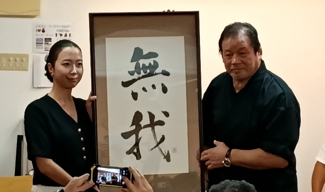 故西村修氏が登録した「無我」を藤波辰爾も共同で管理することになった（左は故西村修氏の恵夫人）