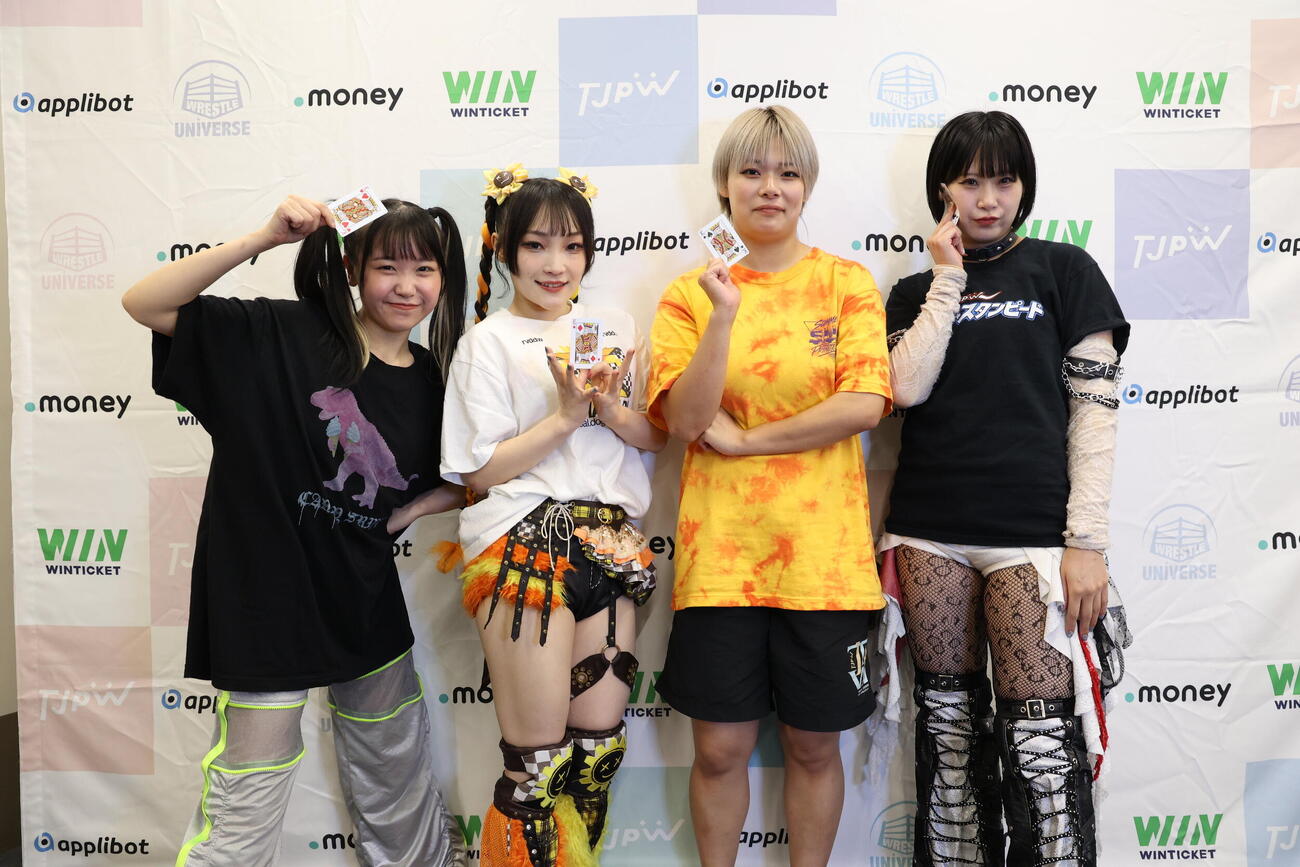 準決勝で対戦する（左から）鈴芽とHIMAWARI、凍雅と辰巳リカ（C）東京女子プロレス
