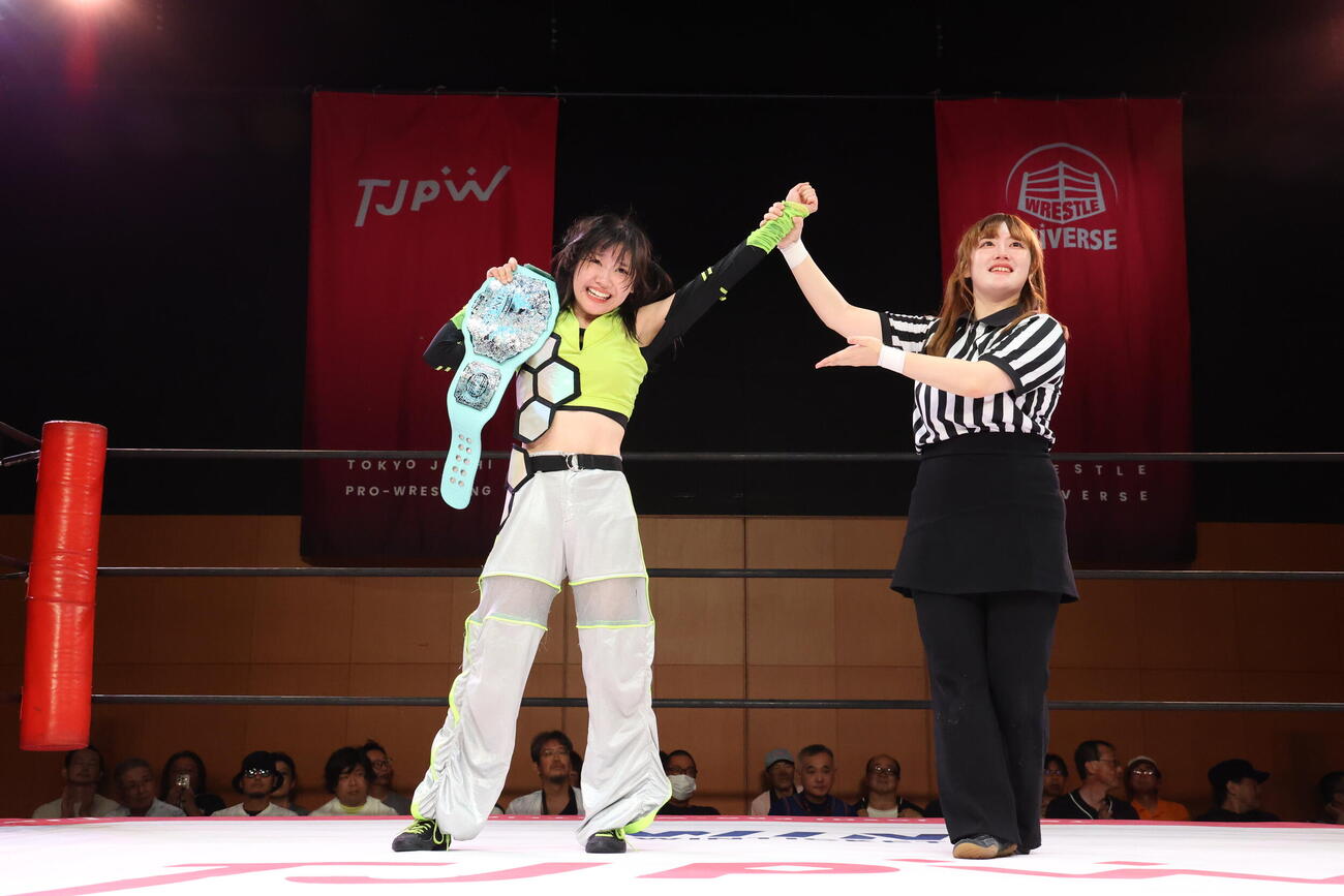 メインイベントで勝利した鈴芽（C）東京女子プロレス