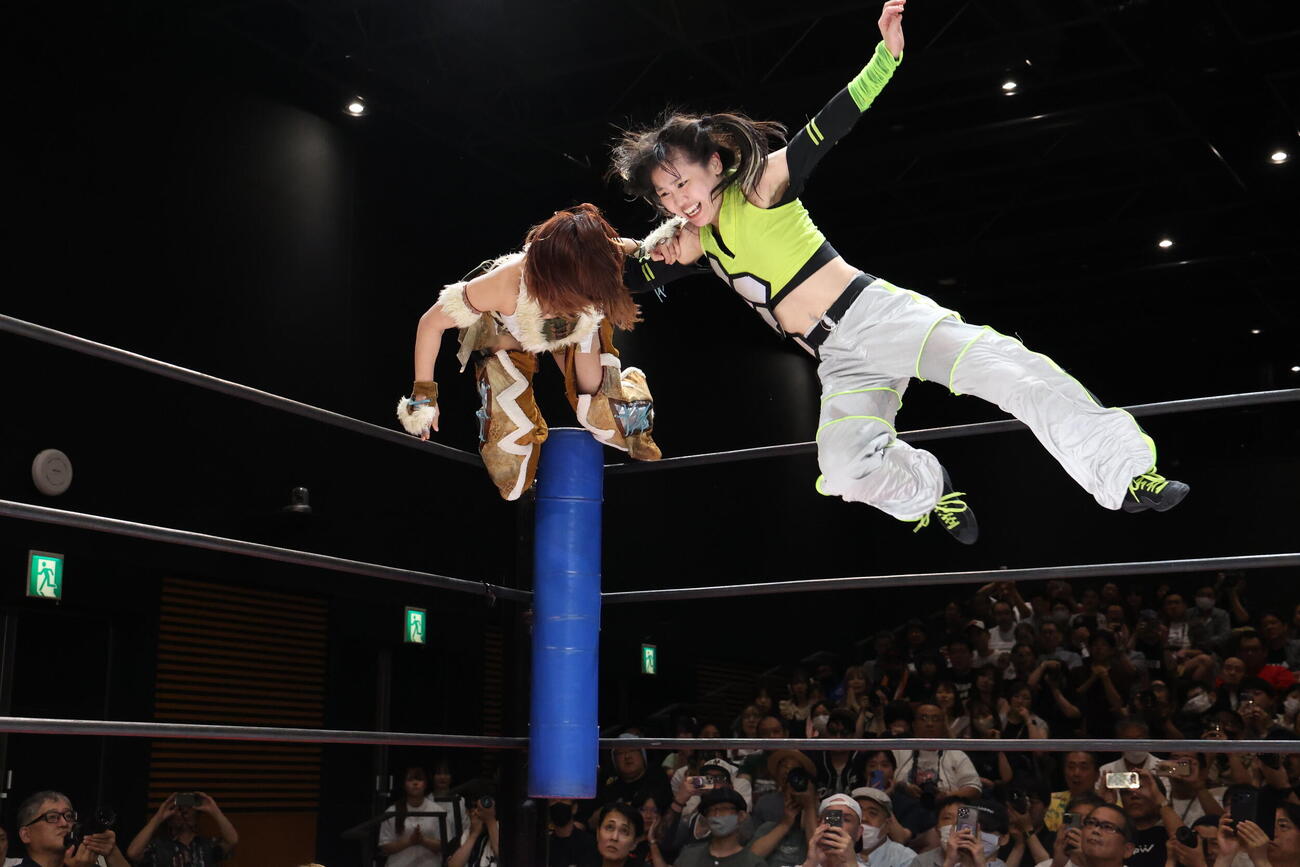 中島翔子に雪崩式フェースクラッシャーを決める鈴芽（右）（C）東京女子プロレス
