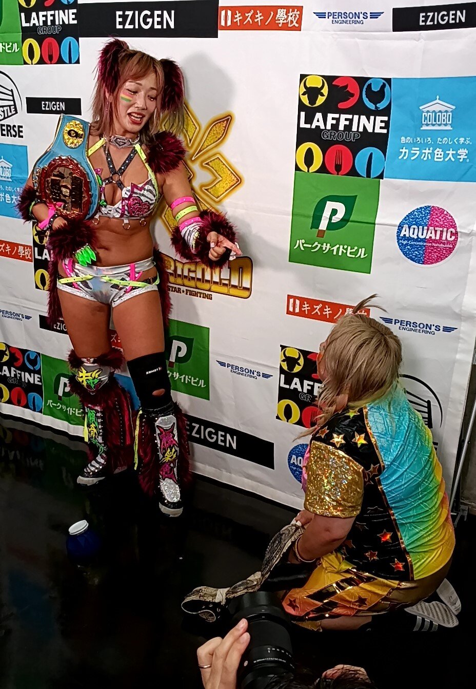 メガトンにダメ出しするウナギ・サヤカ（左）