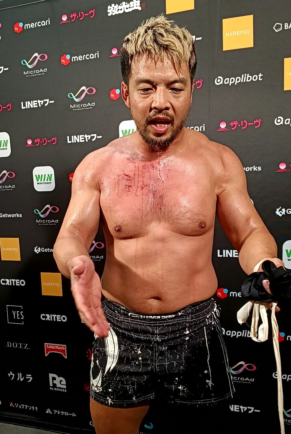 KENTAの胸は赤く染まっていた