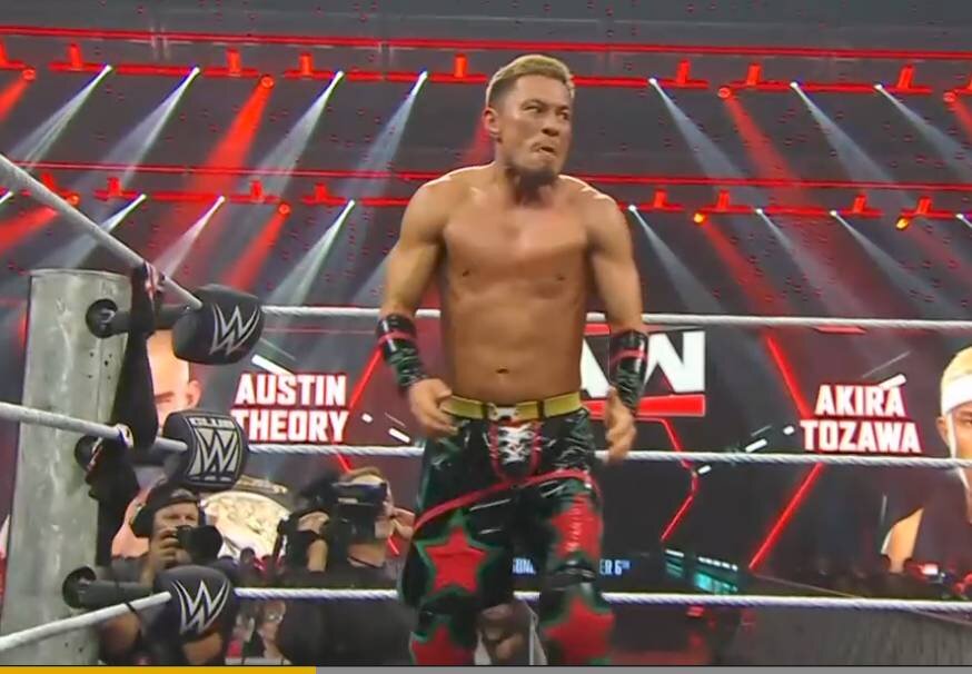 オースティン・セオリーとのシングル戦で孤軍奮闘する戸沢陽（C）AbemaTV,Inc.