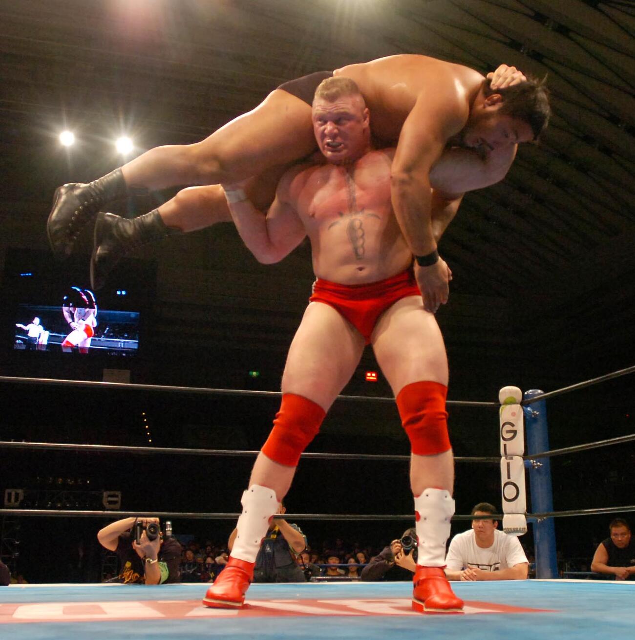 中西学を持ち上げ得意技のバーディクトを決めるブロック・レスナー（2005年12月撮影）