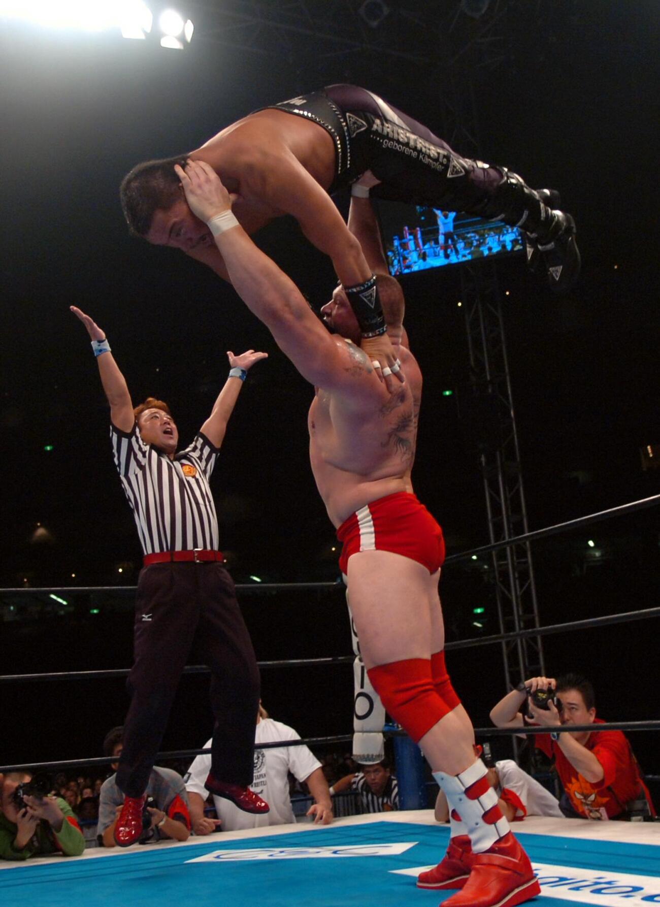 ブロック・レスナー（下）は蝶野正洋を軽々と持ち上げ力の強さを見せつける（2005年10月撮影）