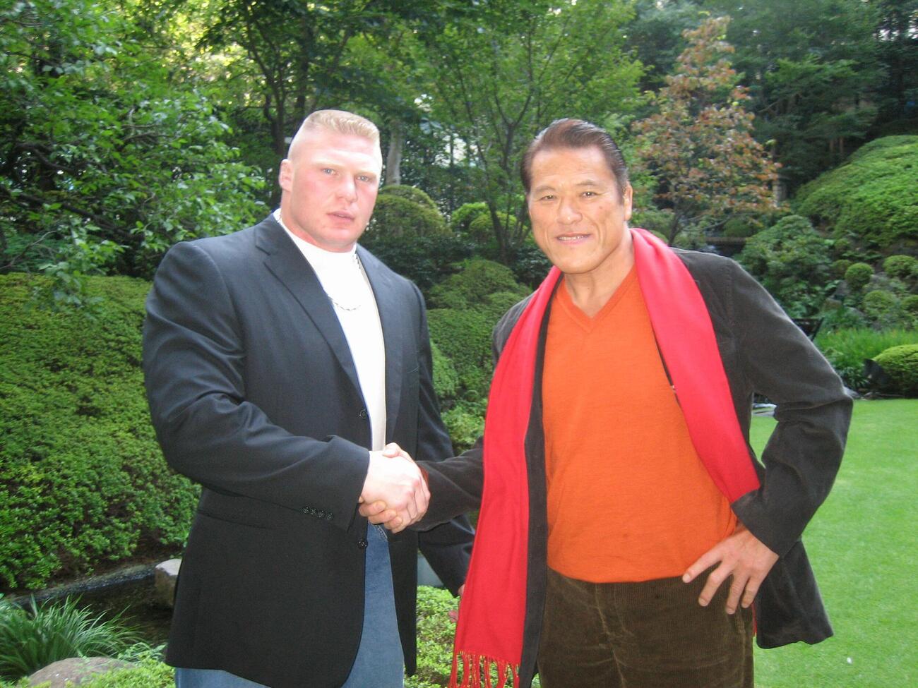 ブロック・レスナー（左）と初会談するアントニオ猪木（2005年10月撮影）