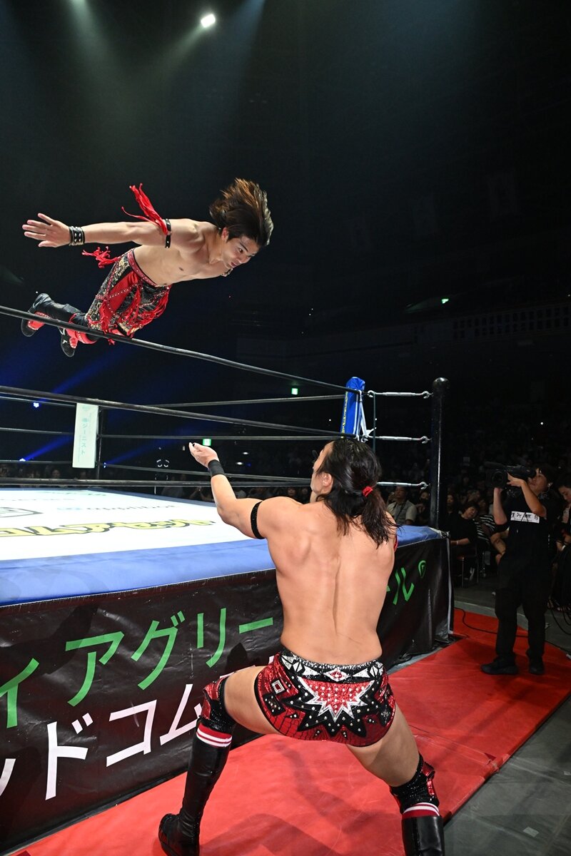 TAKESHITAにトペ・コンヒーロを見舞う武知海青（C）DDT