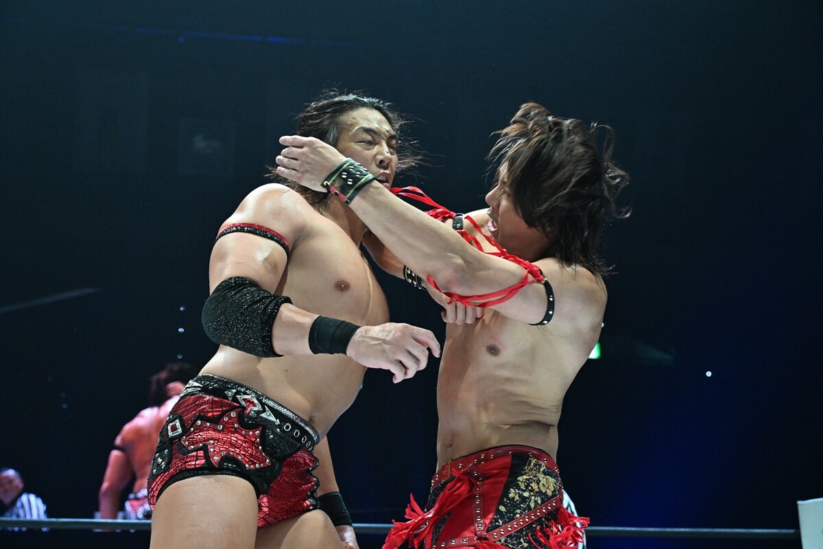 エルボーを打ち合うTAKESHITA（左）と武知海青（C）DDT