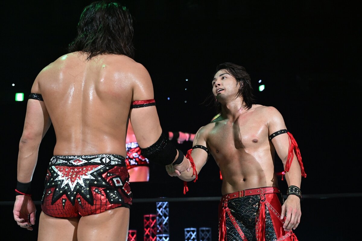 握手するTAKESHITA（左）と武知海青（C）DDT