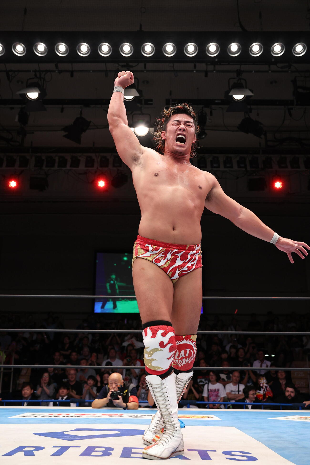 雄たけびを上げる上村優也（C）新日本プロレス