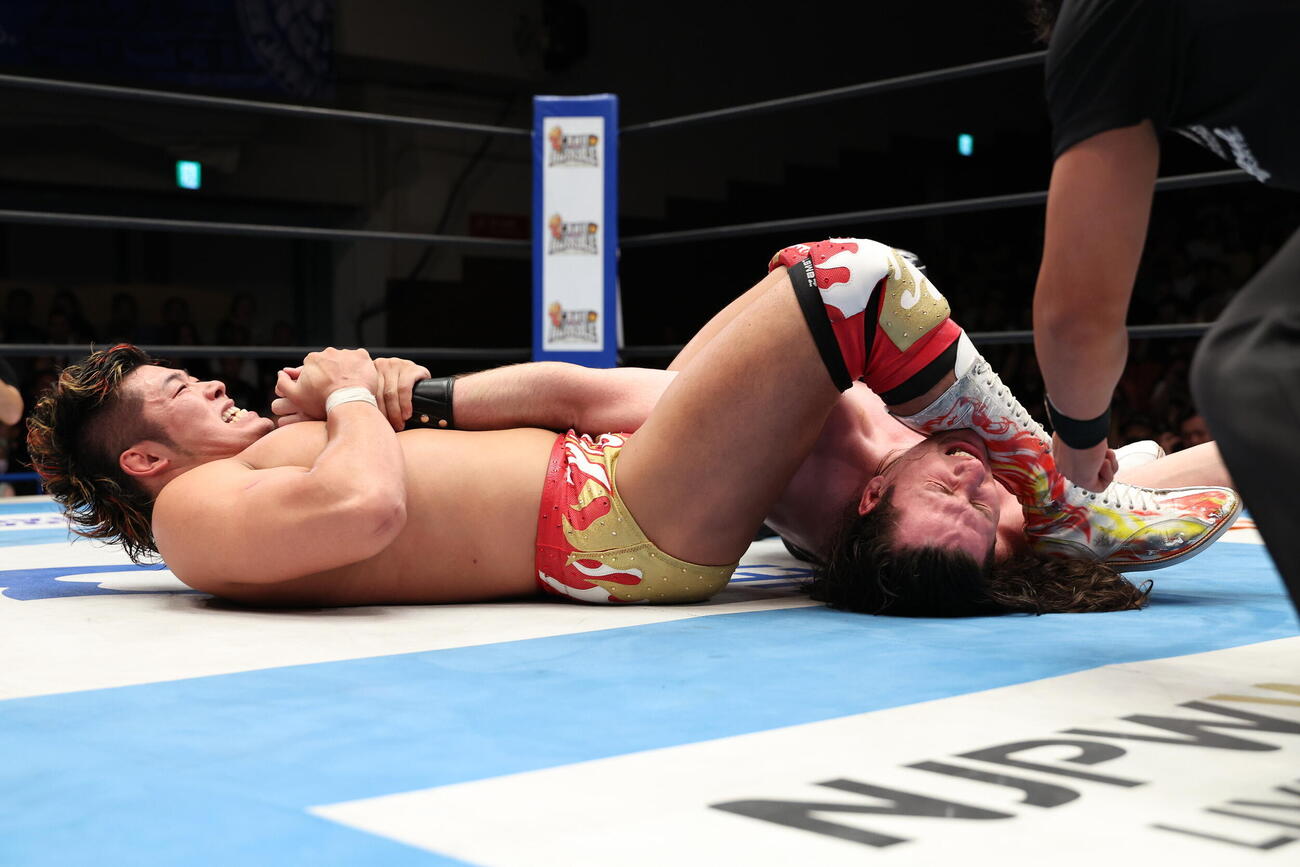 腕ひしぎ逆十字固めを極める上村優也（左）（C）新日本プロレス