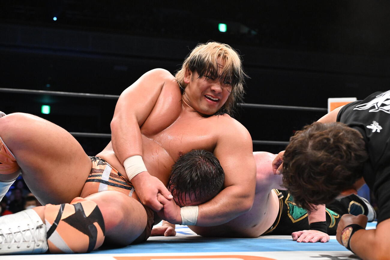 ヘッドロックでカラムを捕獲する大岩陵平（左）（C）新日本プロレス