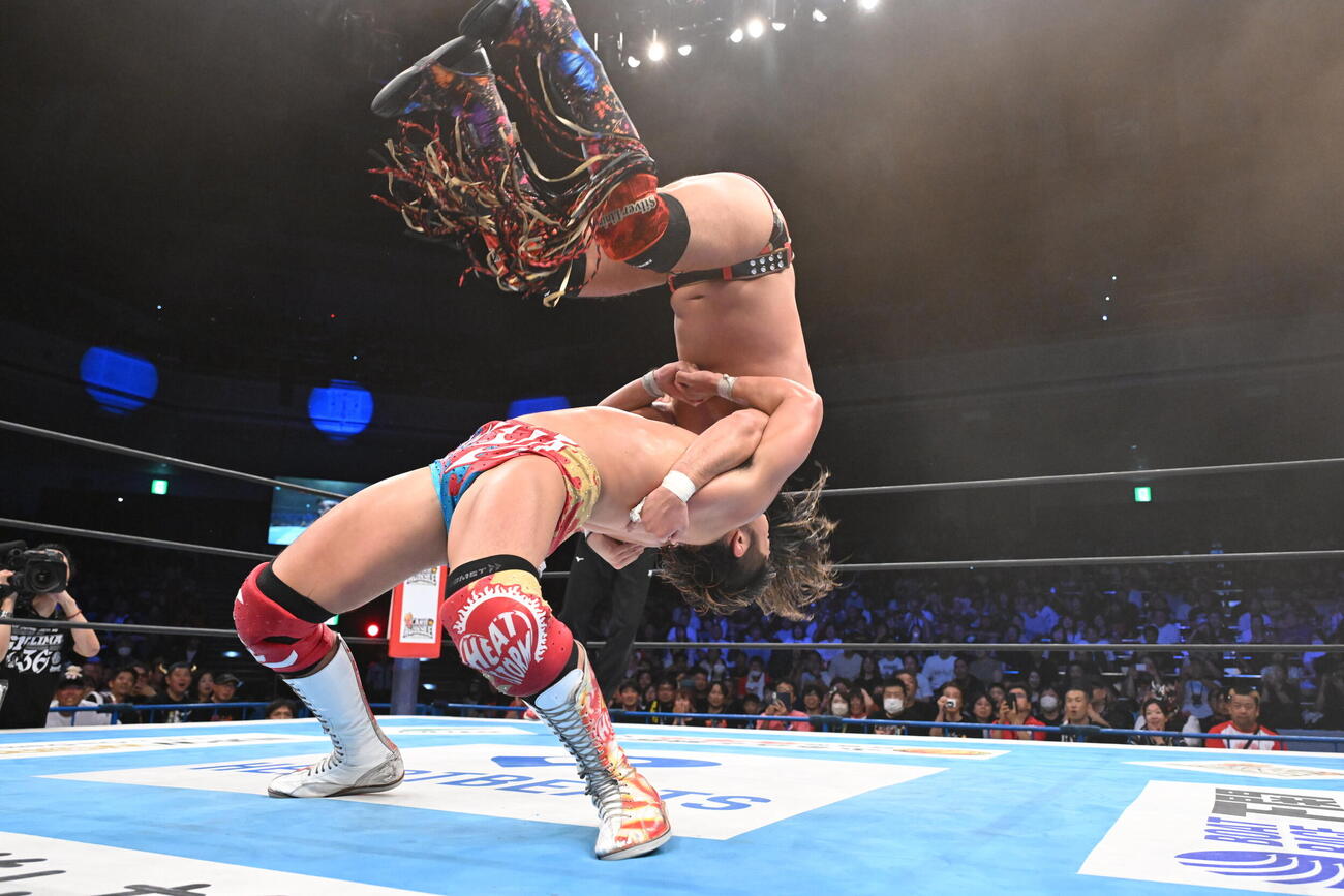 辻陽太をカンヌキスープレックスで投げる上村優也（下）（C）新日本プロレス