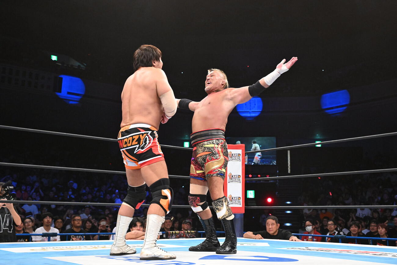 小島聡にモンゴリアンチョップを放つ天山広吉（C）新日本プロレス
