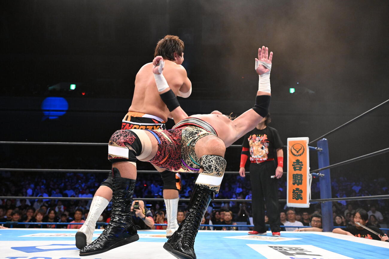 小島聡（左）のラリアットで吹っ飛ぶ天山広吉（C）新日本プロレス