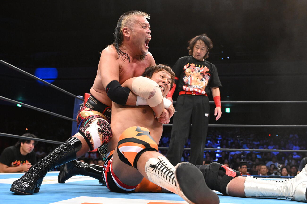 小島聡（下）を締め上げる天山広吉（C）新日本プロレス