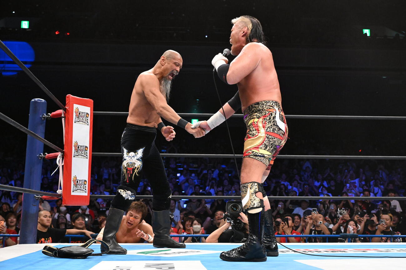 飯塚高史（左）とついに和解した天山広吉（C）新日本プロレス