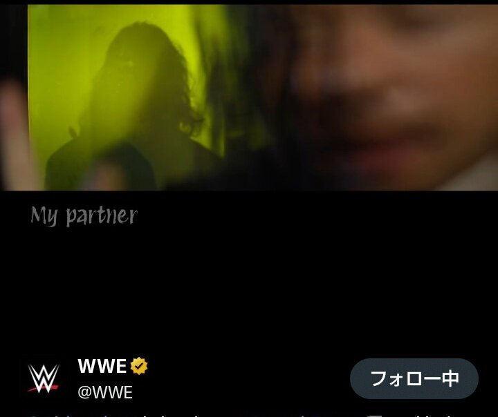 WWEタッグ王者MFTを挑発し「時限爆弾」の投入を予告する中邑真輔の背後には高橋ヒロムらしきシルエット（WWE公式Xから）