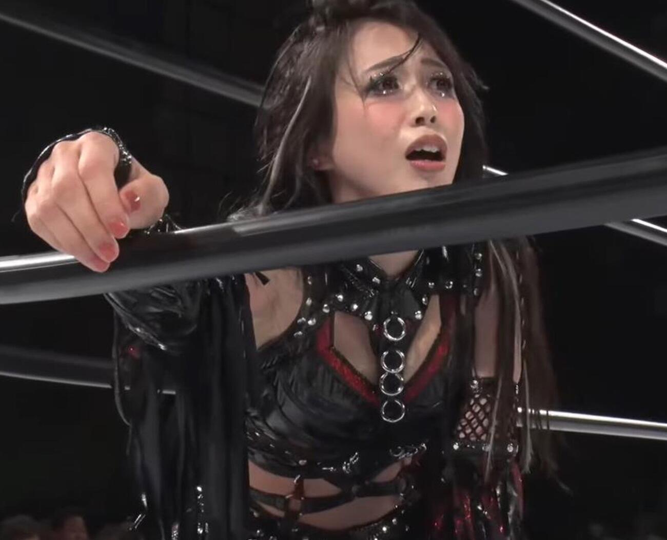 羽南に敗れてぼう然とする上谷沙弥（スターダム公式YouTubeから）
