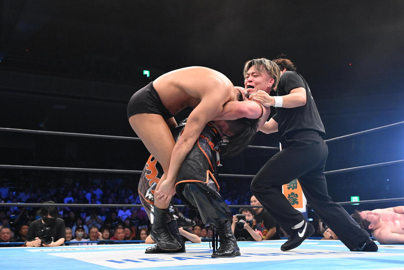 フロントネックロックでレフェリーストップ勝ちした藤田晃生（右）（C）新日本プロレス
