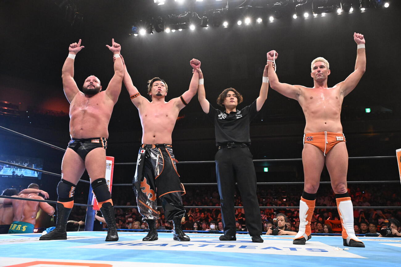 勝利した（左から）ハートリー・ジャクソン、藤田晃生、（レフェリー）、ザック・セイバーJr．（C）新日本プロレス