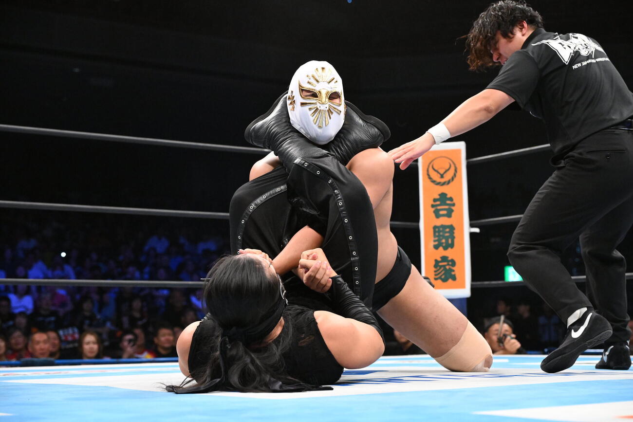 ミスティコのマスクを被せた安田優虎を仕留めたDOUKI（下）（C）新日本プロレス