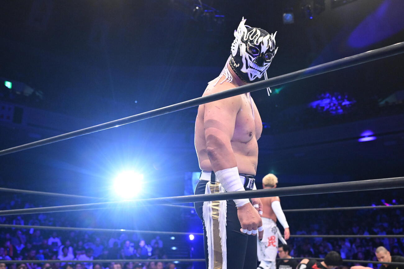 怒りを示したエル・デスペラード（C）新日本プロレス