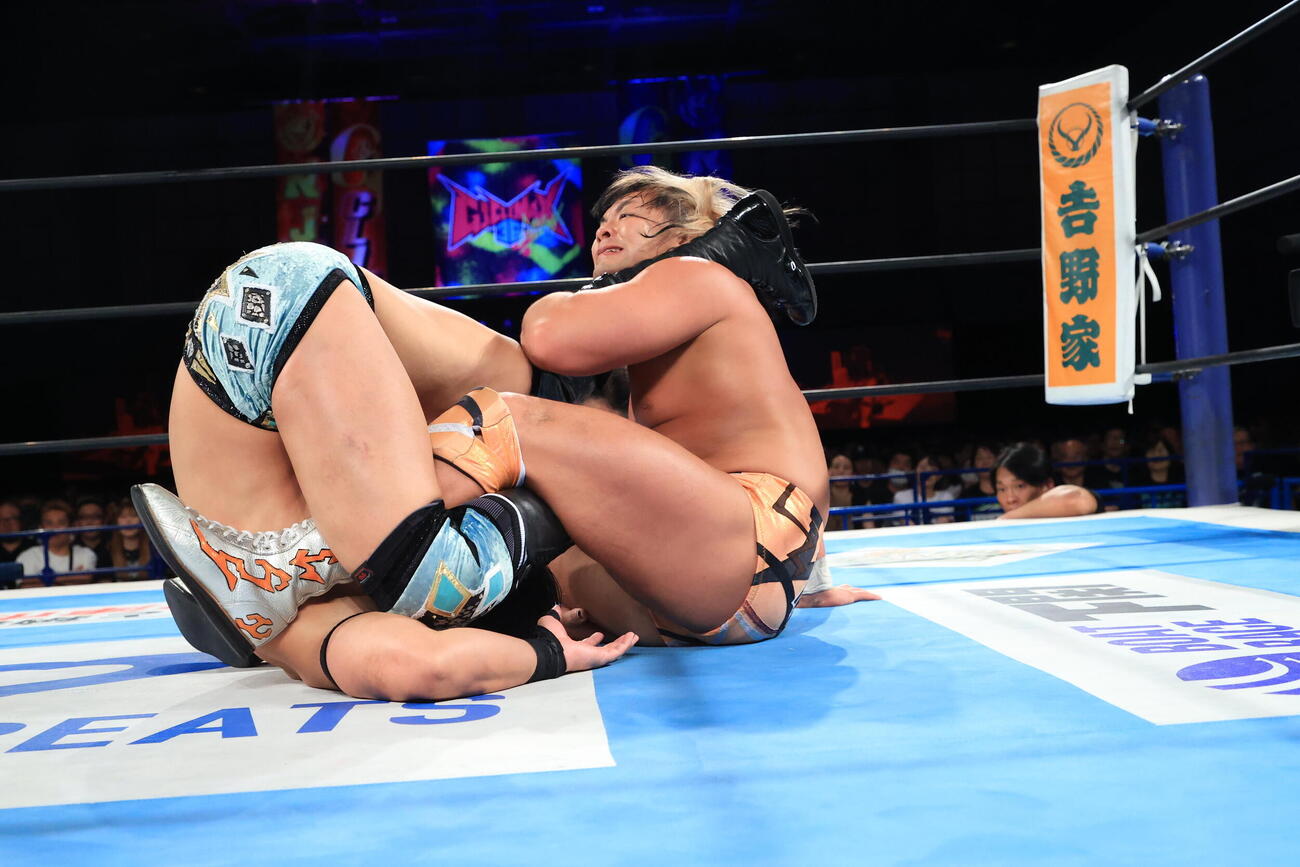 TAKESHITAをフォールする大岩陵平（右）（C）新日本プロレス