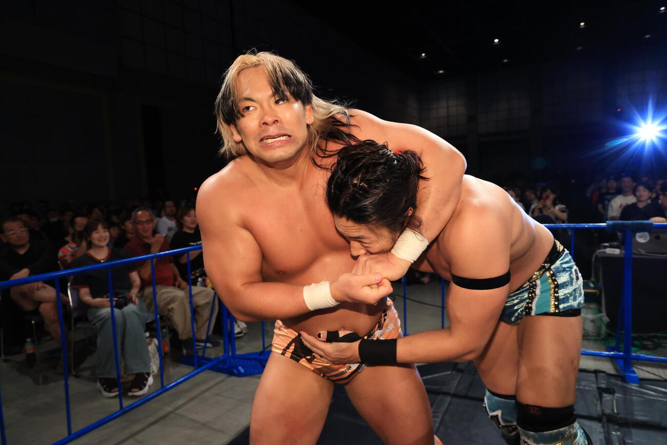 TAKESHITAをヘッドロックで痛めつける大岩陵平（C）新日本プロレス