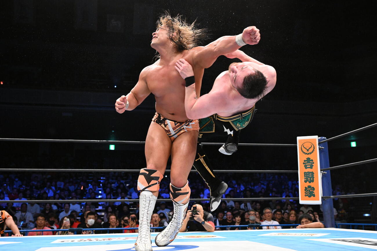 THE GRIPでカラムを吹っ飛ばす大岩陵平（左）（C）新日本プロレス