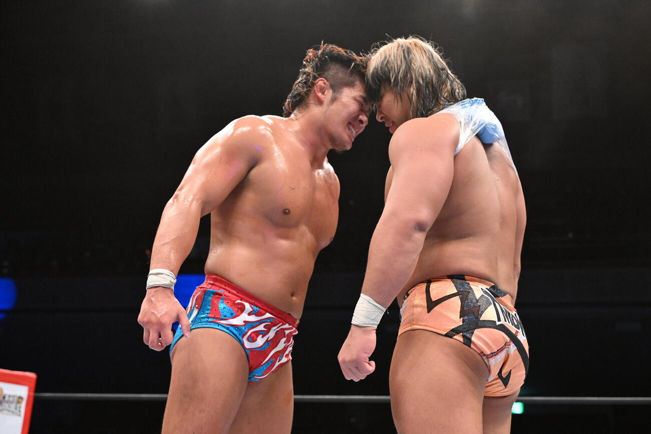 大岩陵平（右）とにらみ合う上村優也（C）新日本プロレス