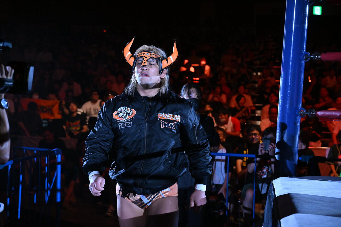 天山同様にツノをつけて登場した大岩陵平（C）新日本プロレス