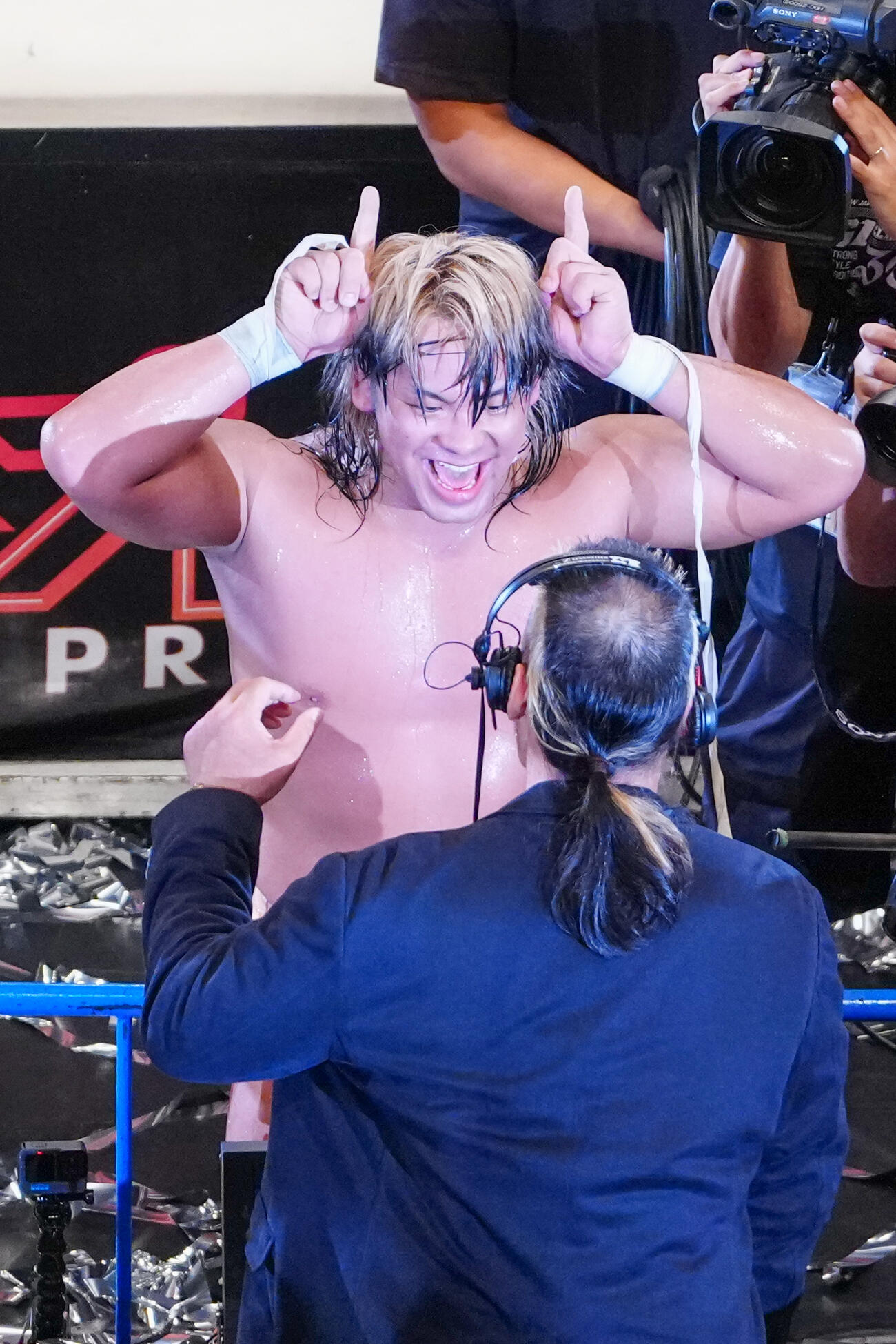 G1クライマックスを制し、天山広吉さん（手前）にあいさつする大岩陵平（撮影・江口和貴）