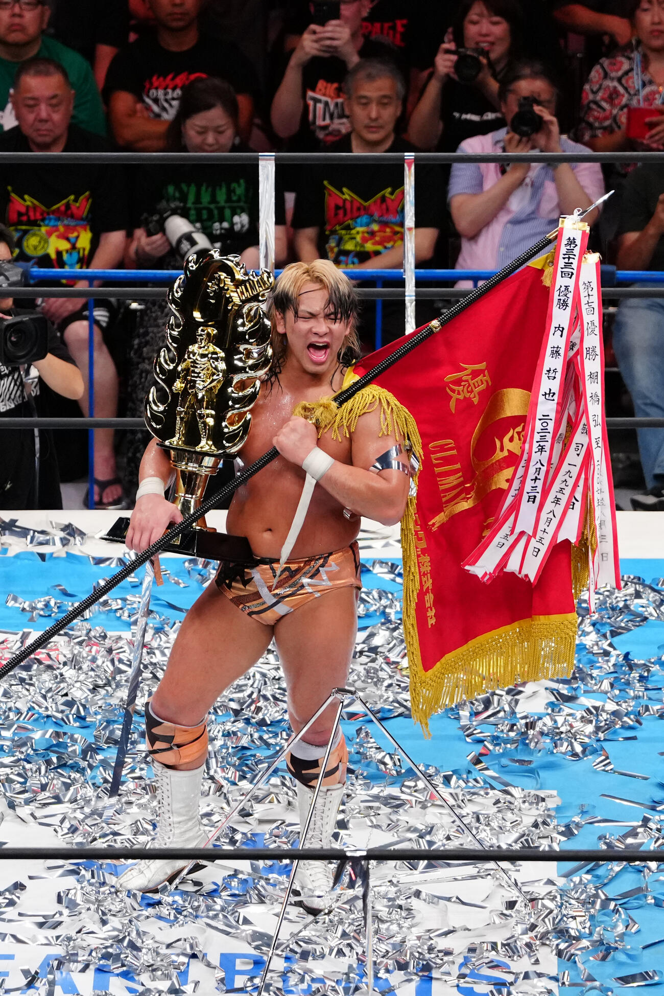 G1クライマックスを制し、優勝旗とトロフィーを手にする大岩陵平（撮影・江口和貴）