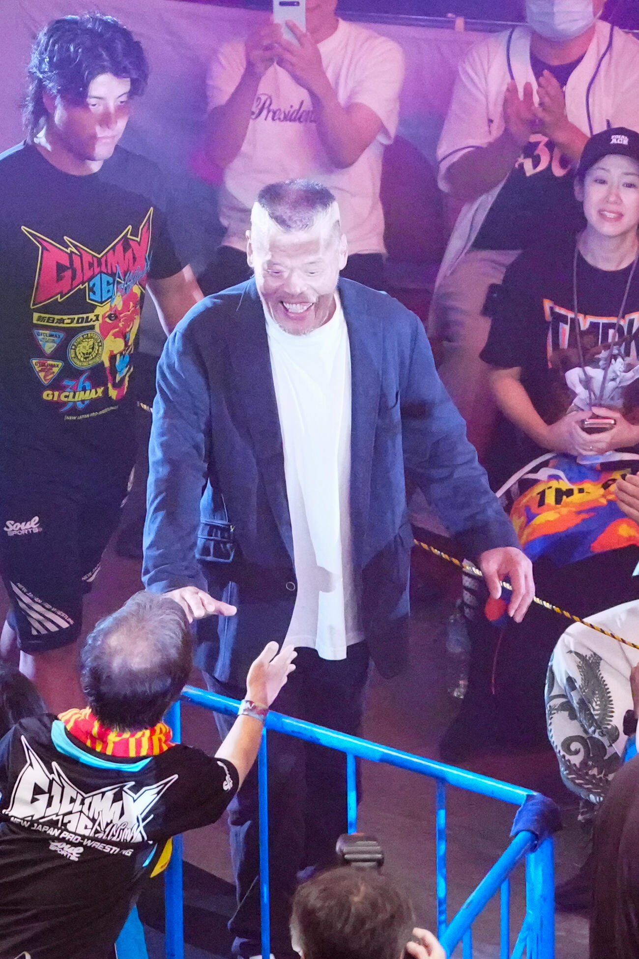 メインイベント開始前、ゲスト解説で登場した天山広吉さん（撮影・江口和貴）
