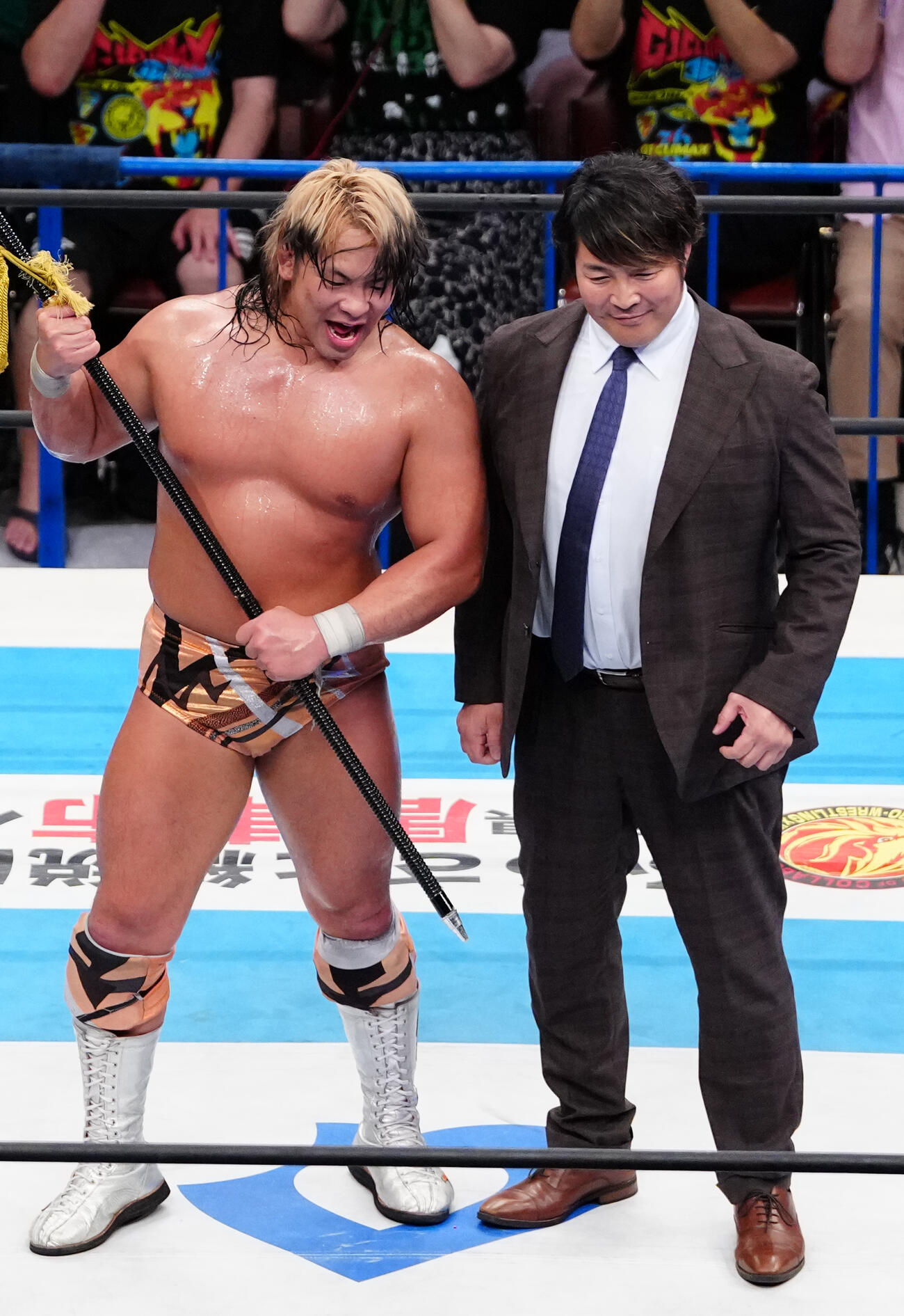 G1クライマックスを制し、新日本プロレス棚橋弘至社長（右）と写真に納まる大岩陵平（撮影・江口和貴）