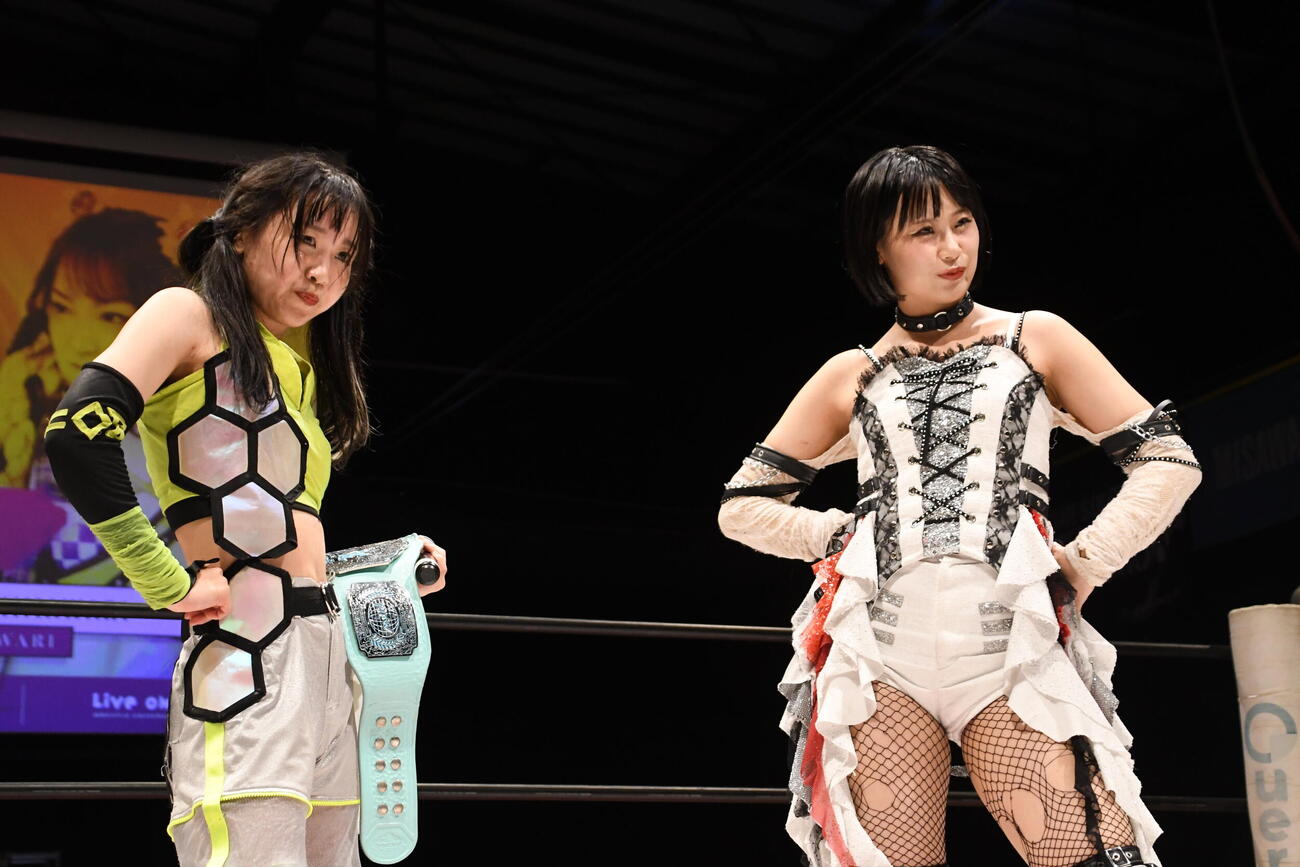 リングで対峙した鈴芽（左）と辰巳リカ（C）東京女子プロレス