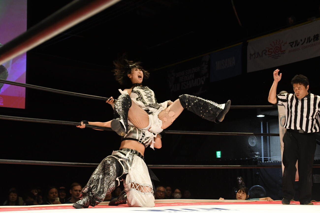 凍雅にヒップアタックを浴びせる辰巳リカ（C）東京女子プロレス