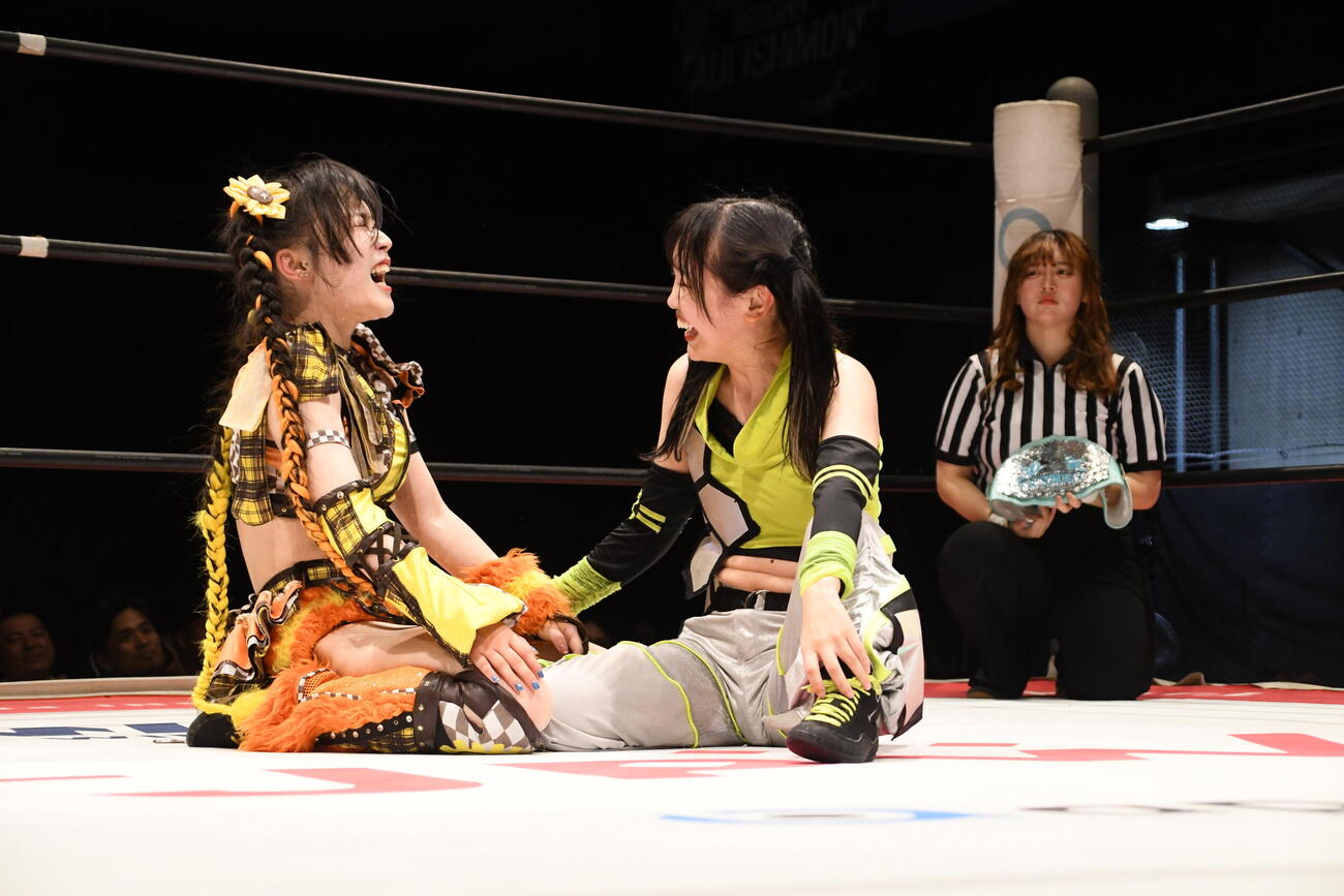 試合後、健闘をたたえ合うHIMAWARI（左）と鈴芽（C）東京女子プロレス