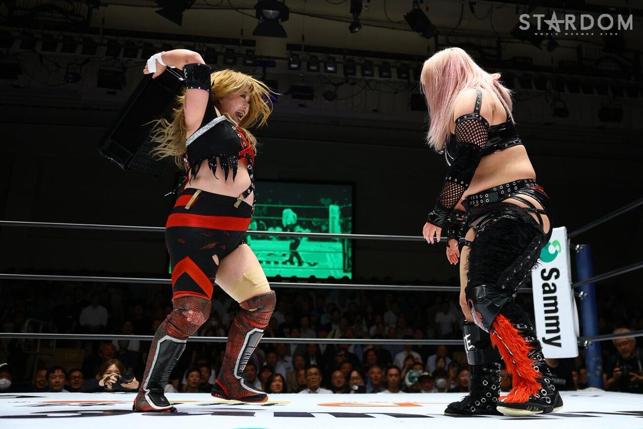 奪ったブラックボックスで琉悪夏（右）を殴打する鈴季すず（C）STARDOM