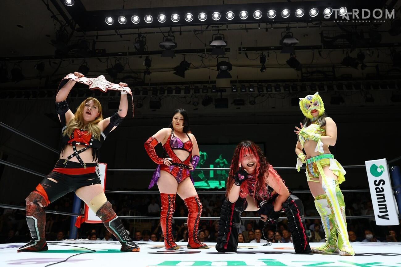 準決勝に進んだ（左から）鈴季すず、舞華、吏南、スターライト・キッドはメインイベント終了後にリングに並んだ（C）STARDOM