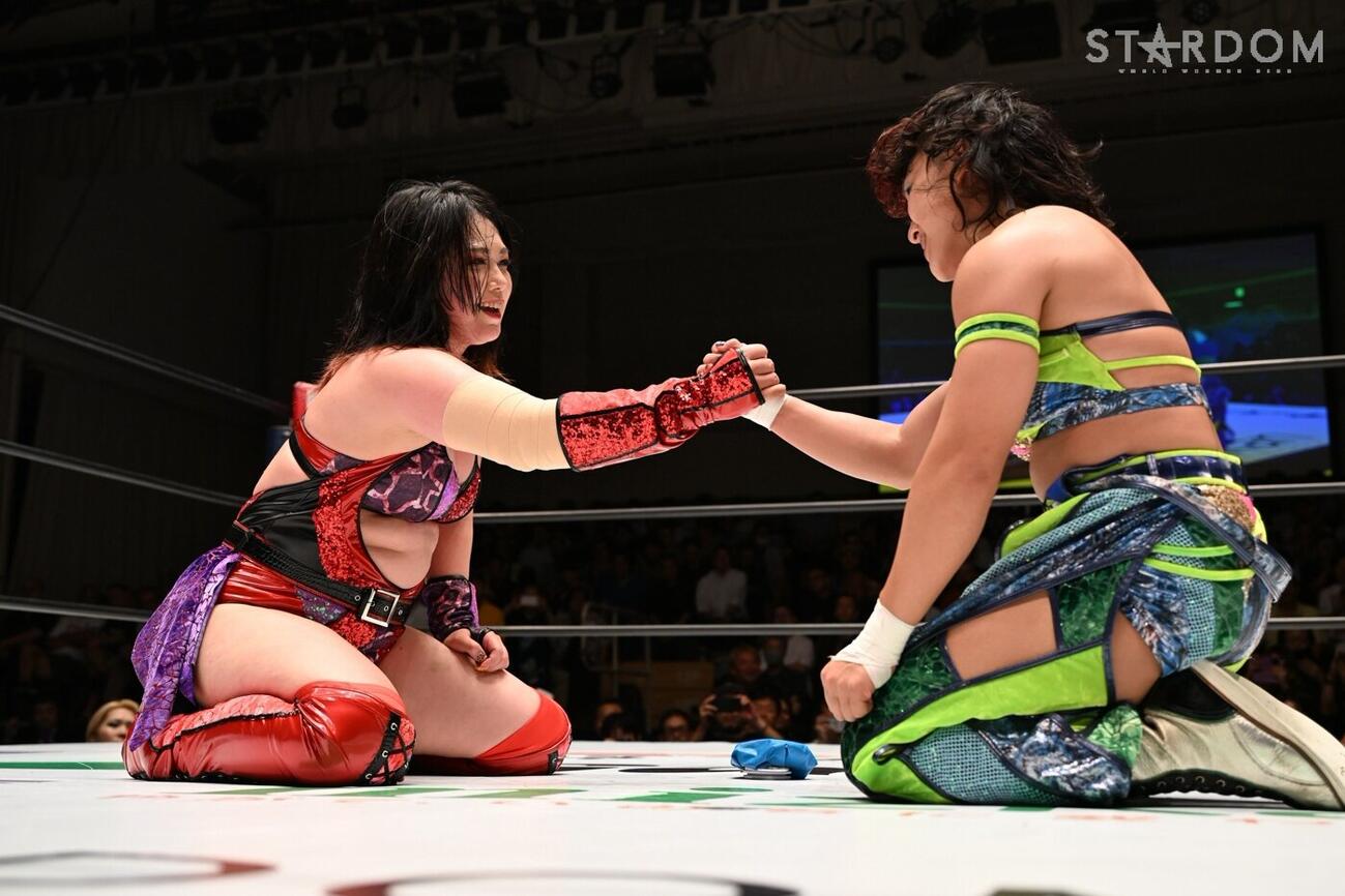 飯田沙耶と握手する舞華（左）（C）STARDOM